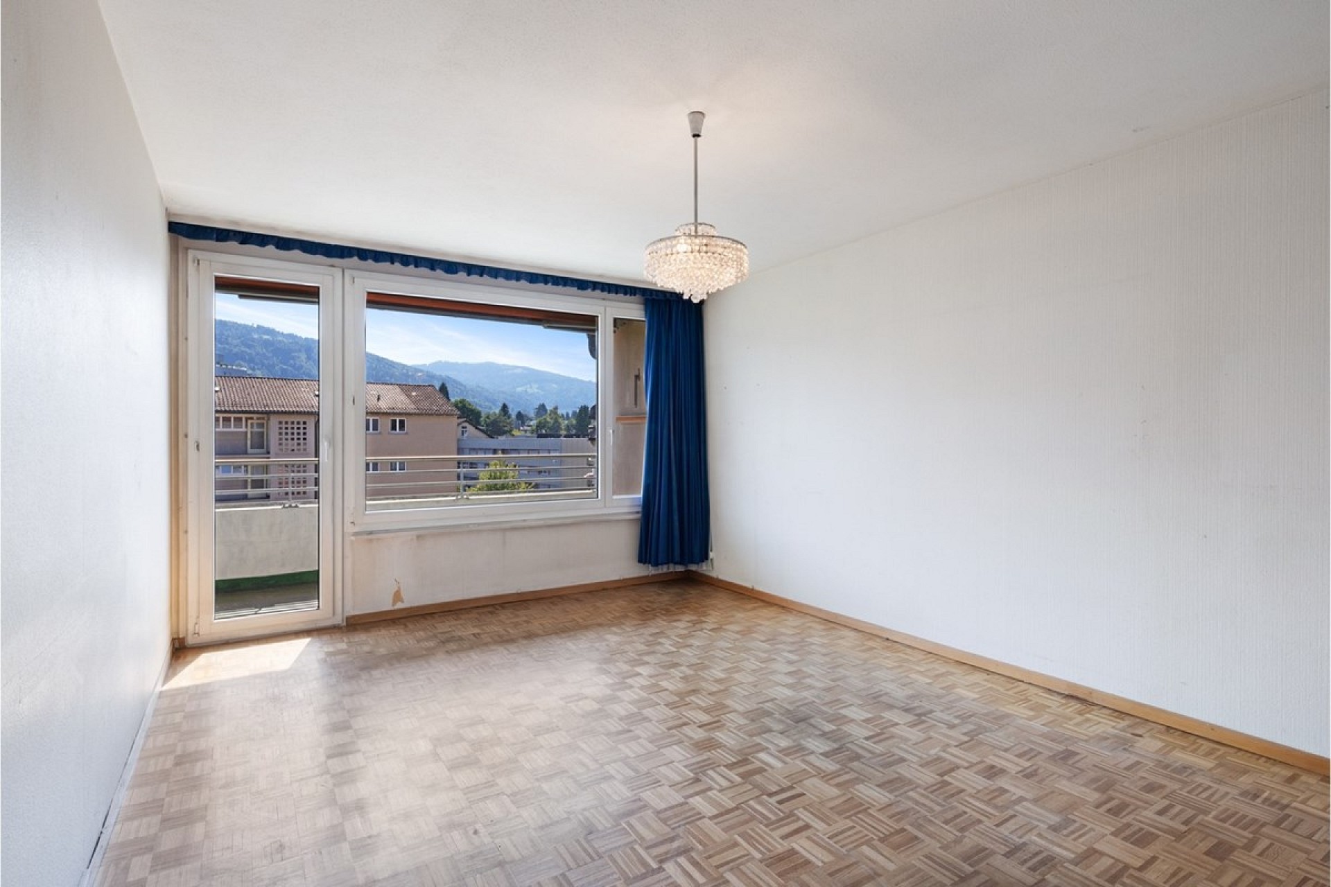 Leeres Zimmer mit Balkon- bzw. Fensterfront