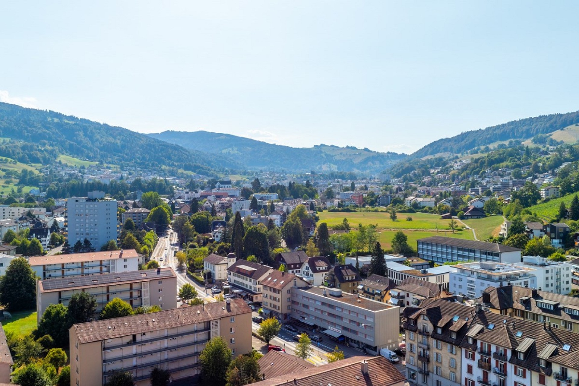 Stadt- und Bergblick aus erhöhter Perspektive