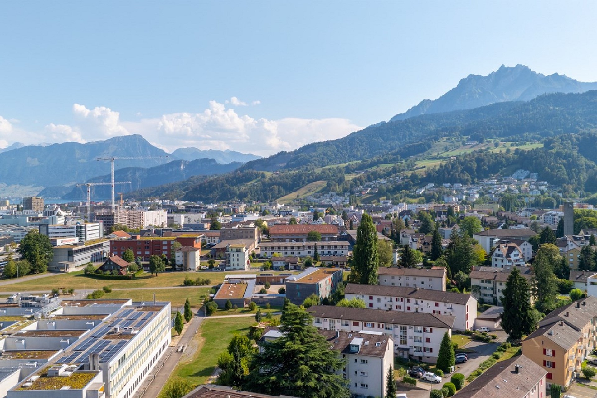 Stadt- und Bergblick