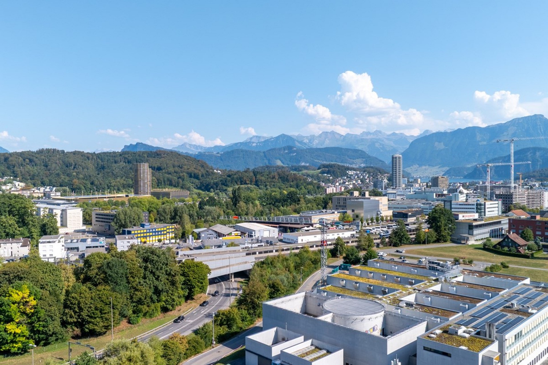 Stadt- und Bergpanorama aus erhöhter Perspektive