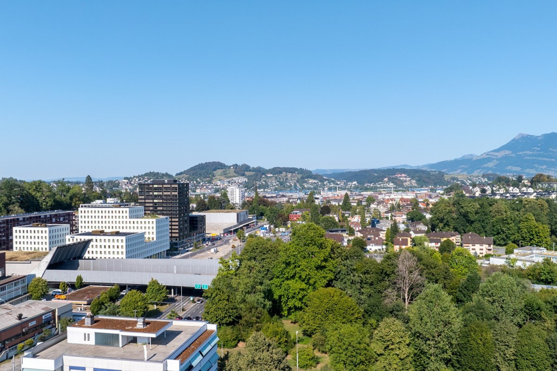Stadtpanorama mit Bergkulisse