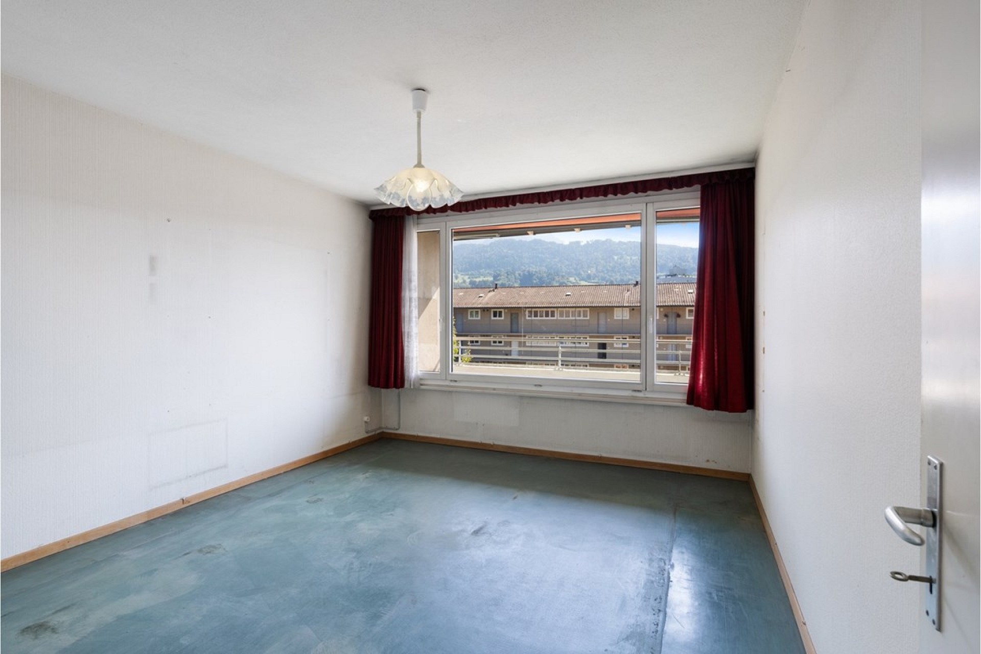 Leeres Zimmer mit Blick ins Grüne