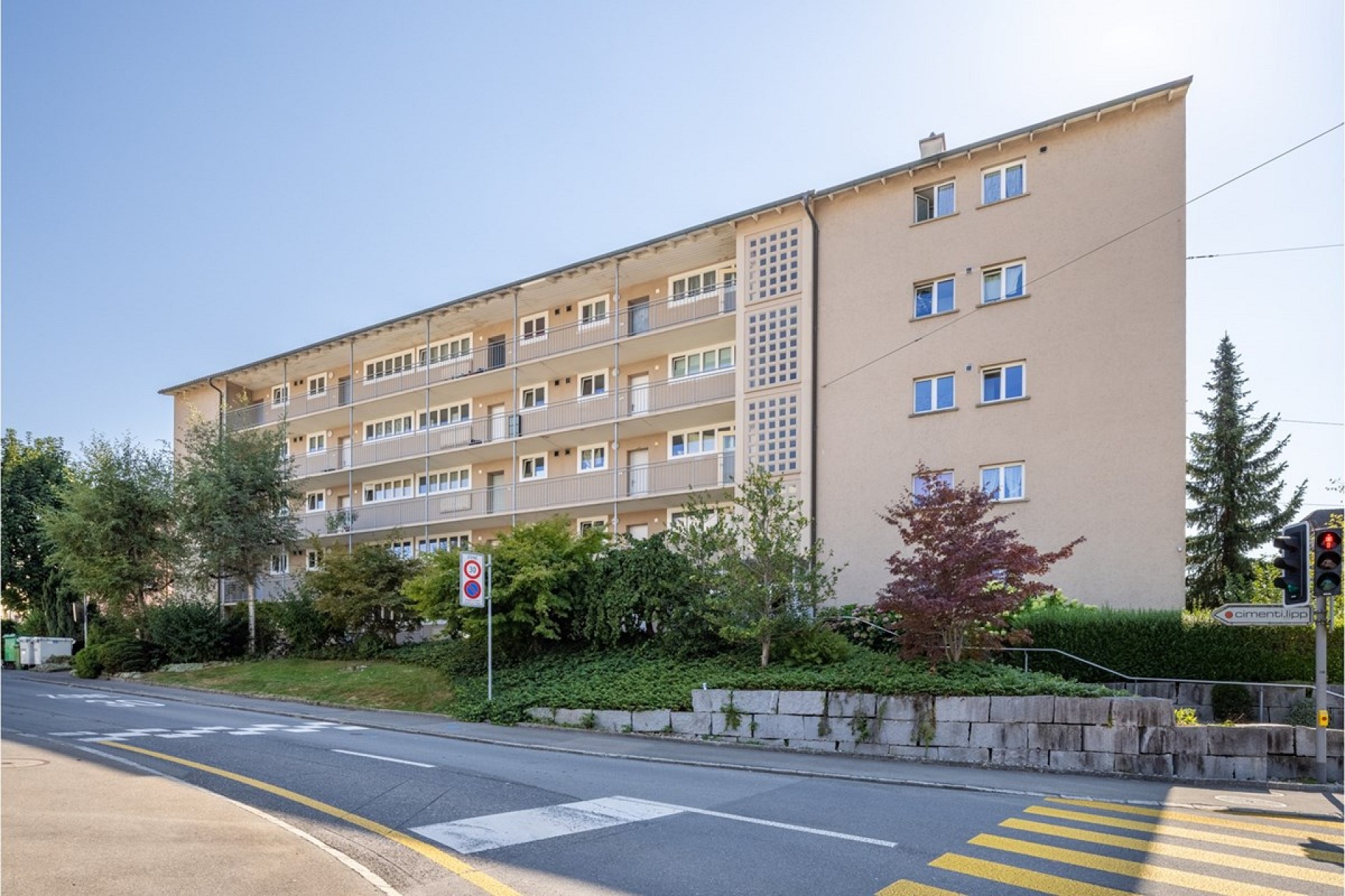 Mehrfamilienhaus an der Straße