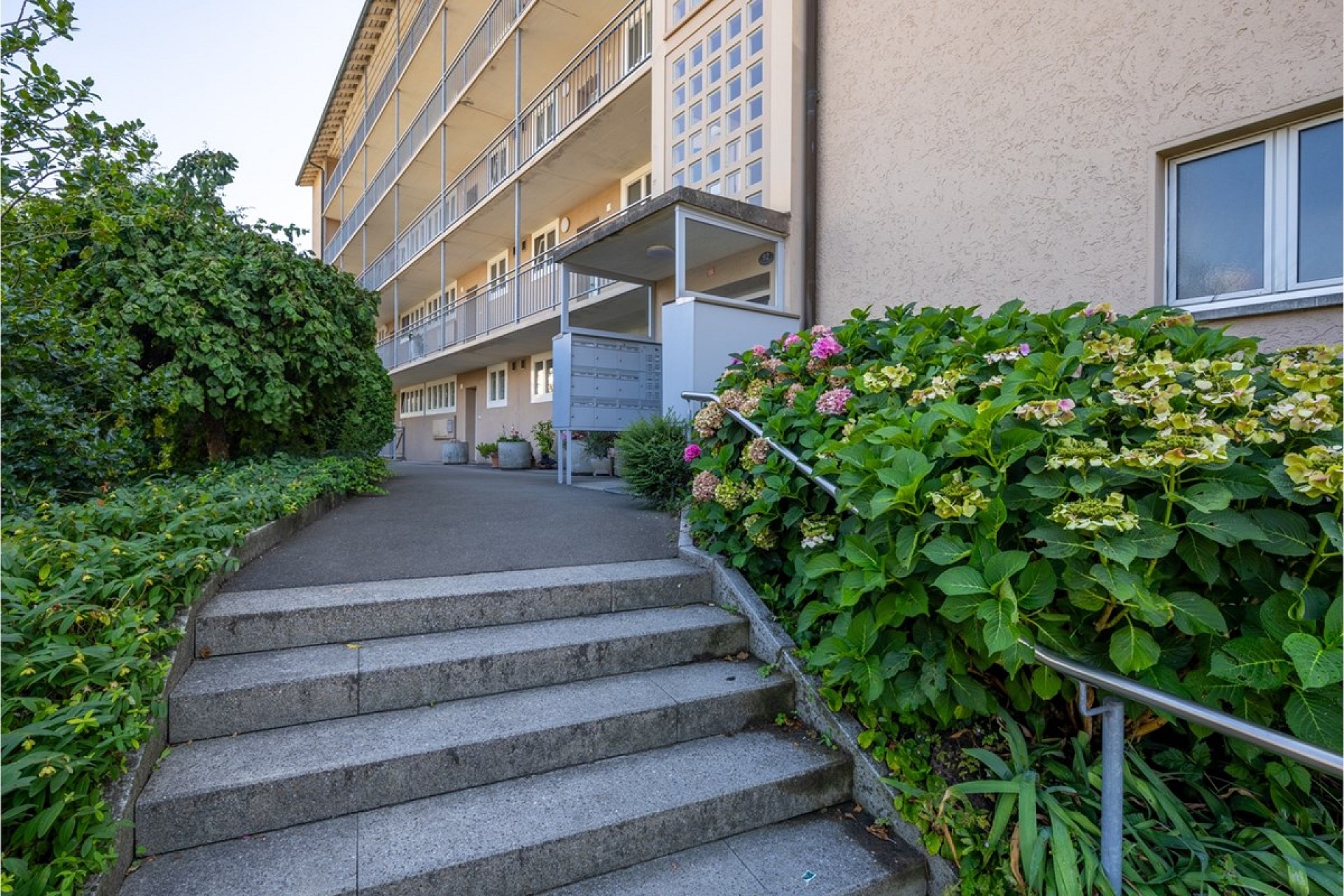 Außenansicht eines Mehrfamilienhauses mit Eingangszugang