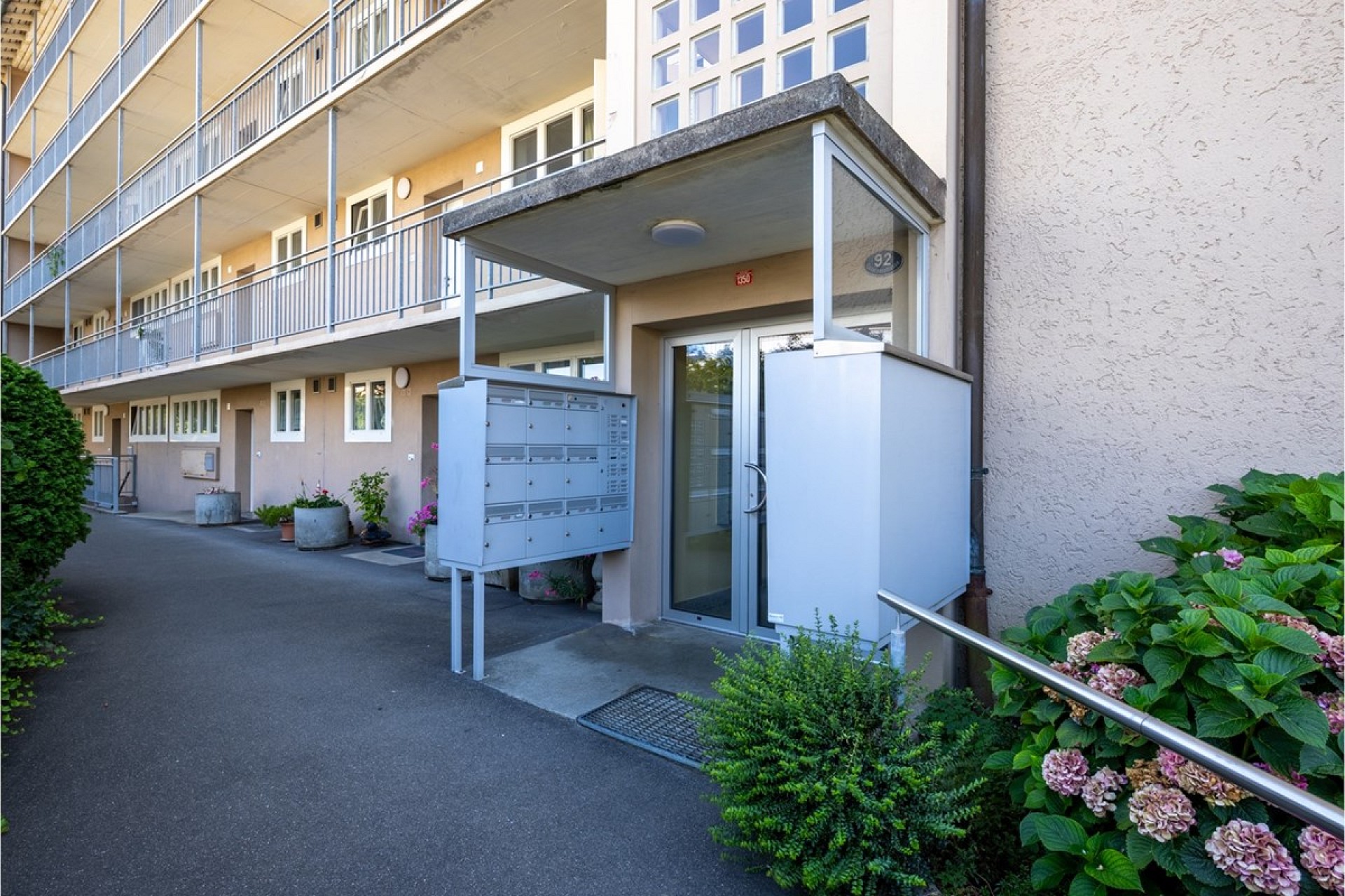 Mehrfamilienhaus-Eingangsbereich mit Briefkästen