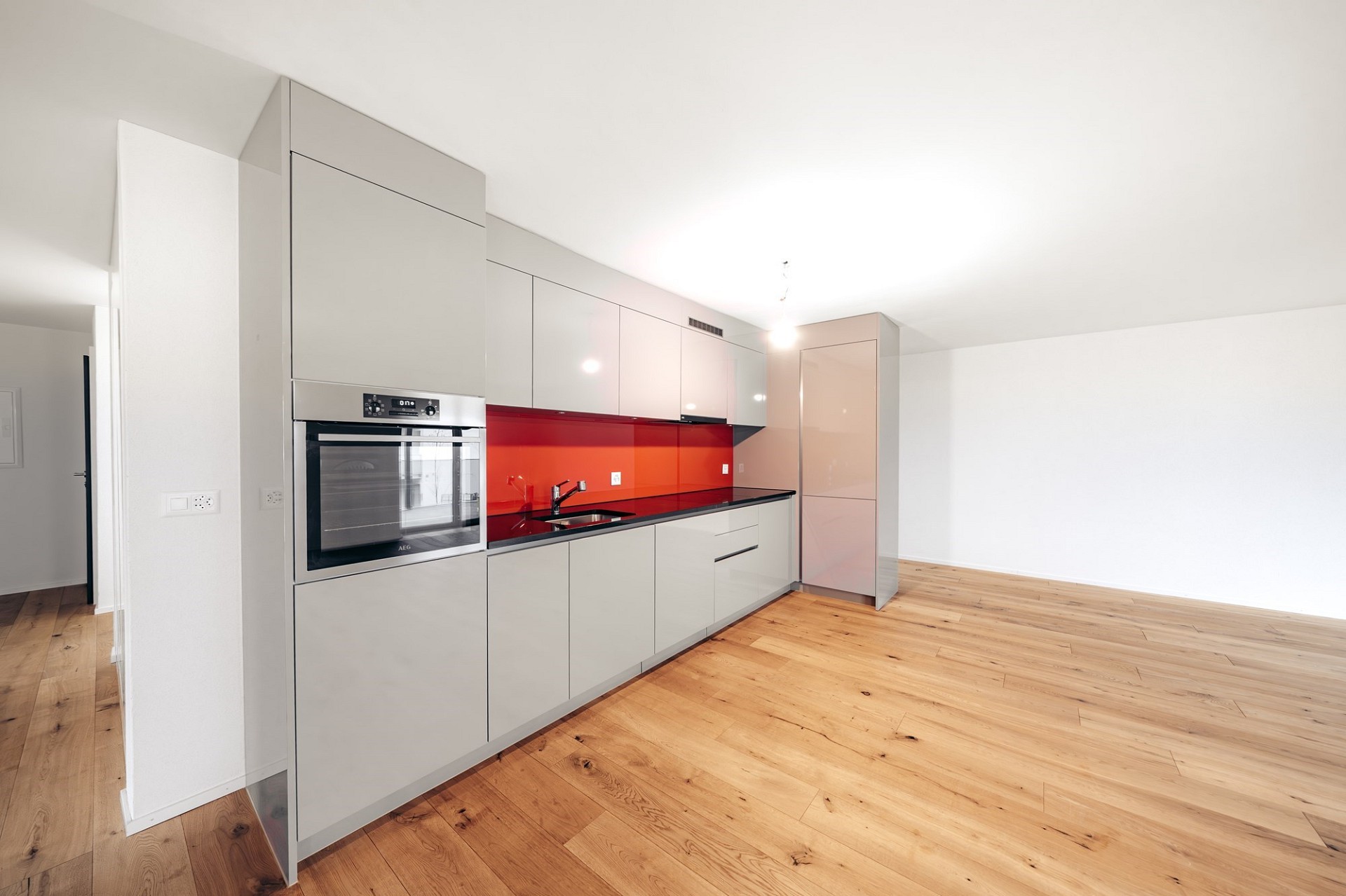 Moderne Einbauküche in offenem Wohnbereich