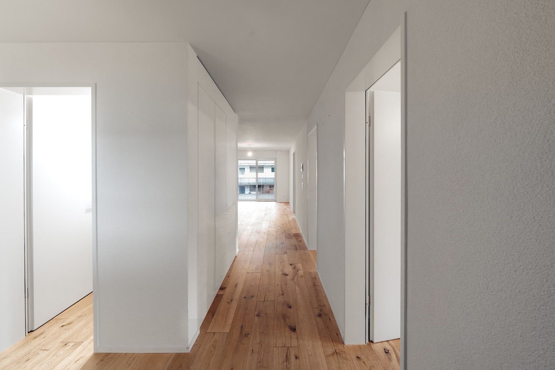 Heller, minimalistischer Flur mit Holzboden