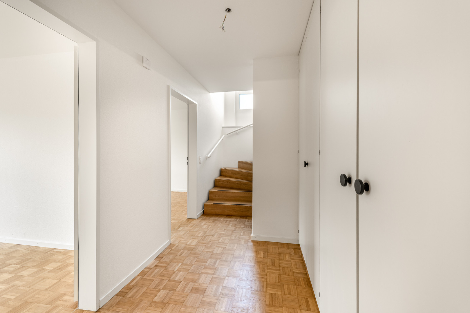 Heller Flur mit Treppe und Einbauschränken