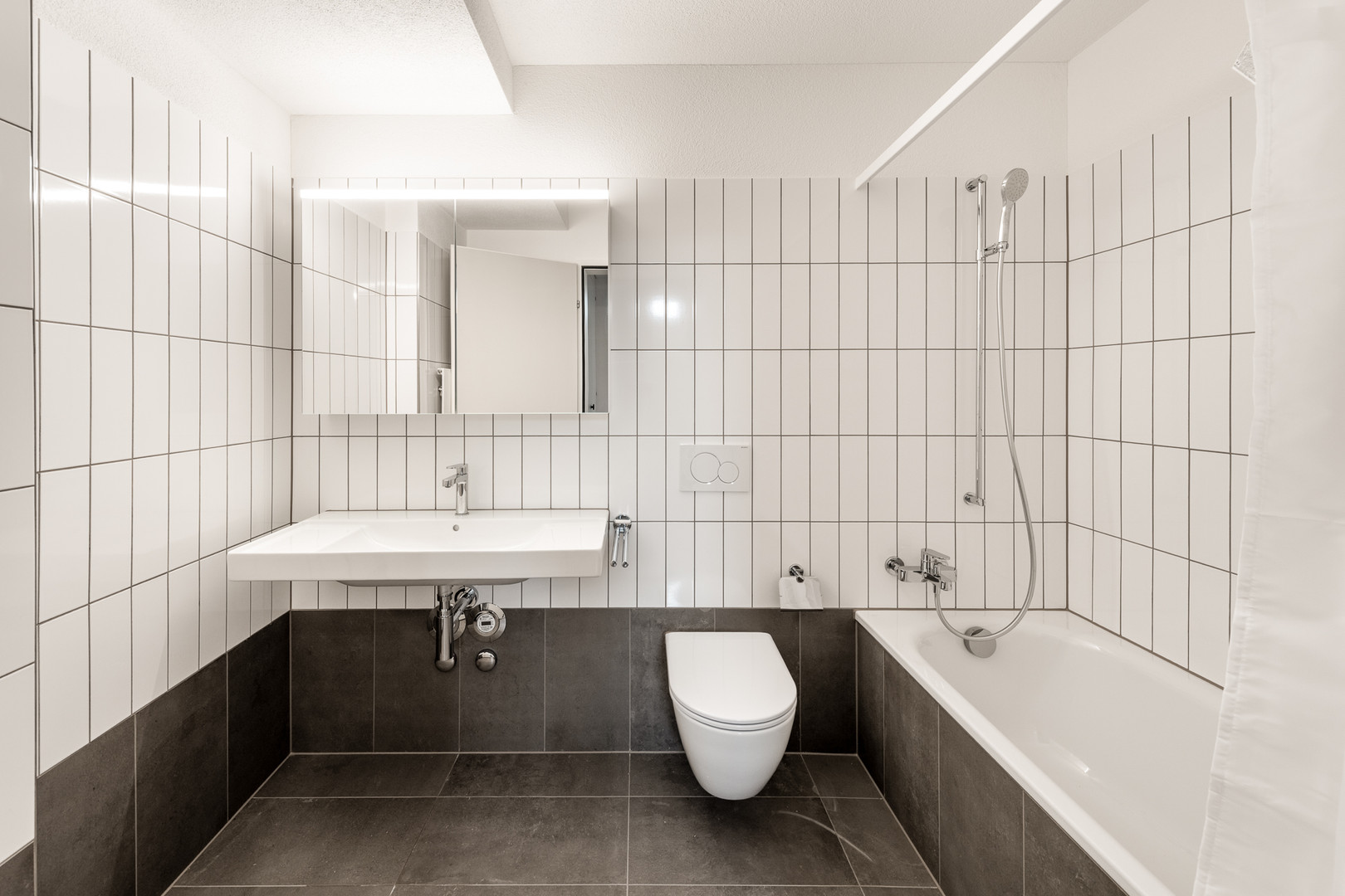 Modernes Badezimmer mit Badewanne, WC und Waschtisch
