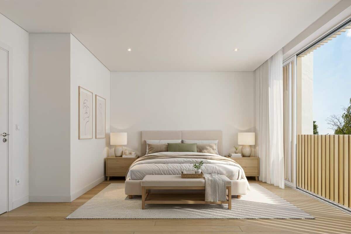 Helles Schlafzimmer mit großem Balkonfenster