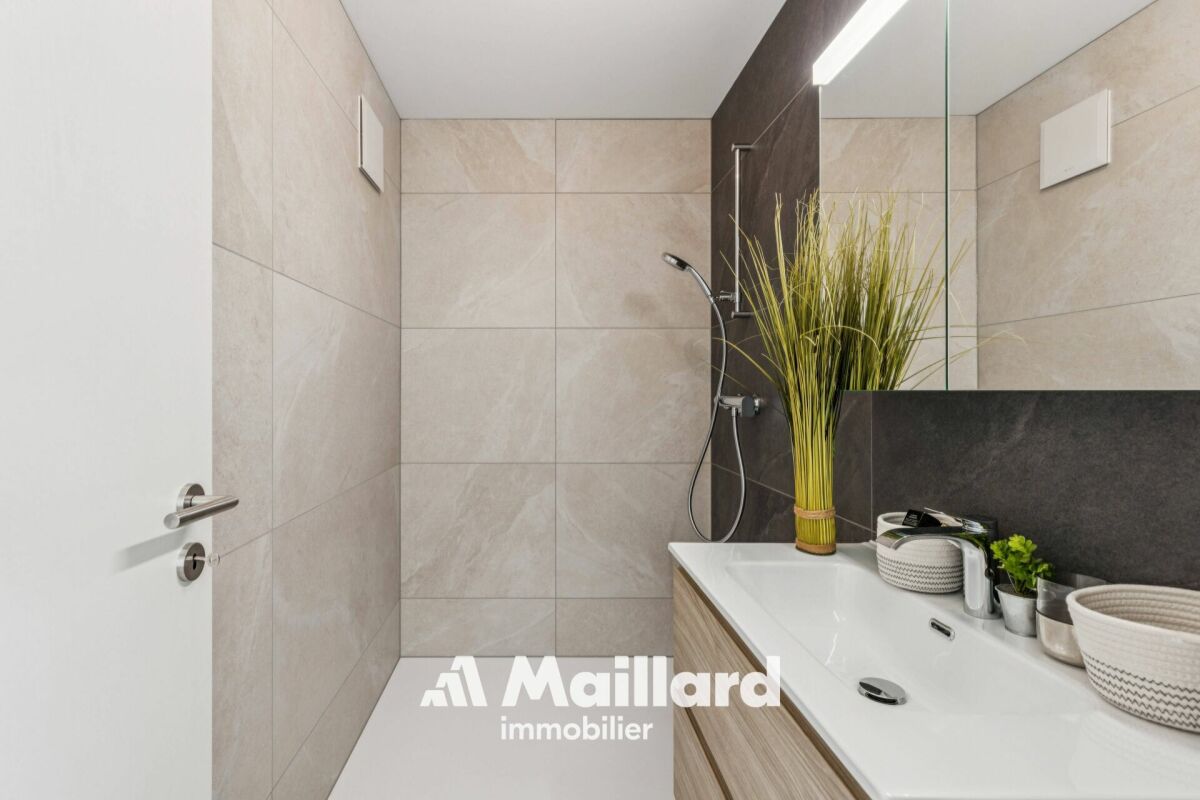 Modernes Badezimmer mit begehbarer Dusche und Waschplatz