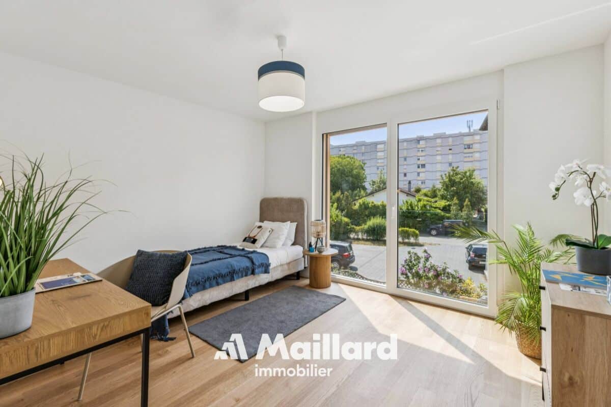 Helles Schlafzimmer mit großem Fenster