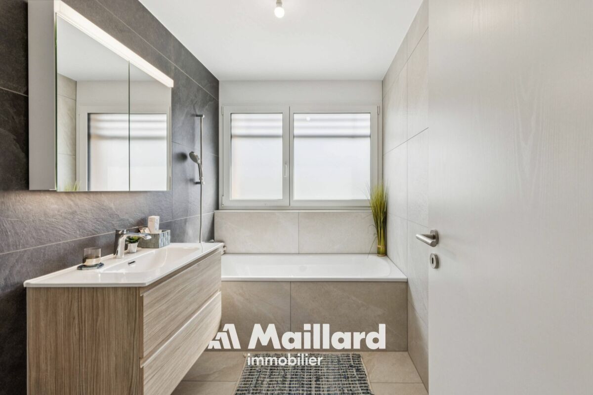 Modernes Badezimmer mit Badewanne und Waschtisch