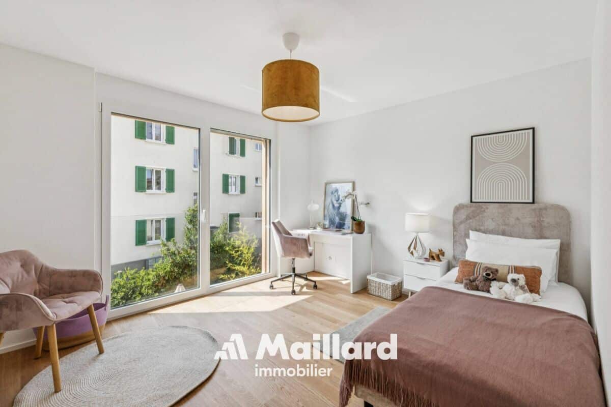 Helles Schlafzimmer mit Fensterfront