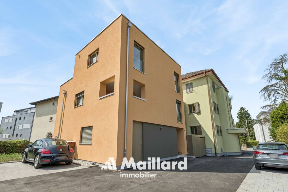 Modernes Wohnhaus mit Stellplätzen