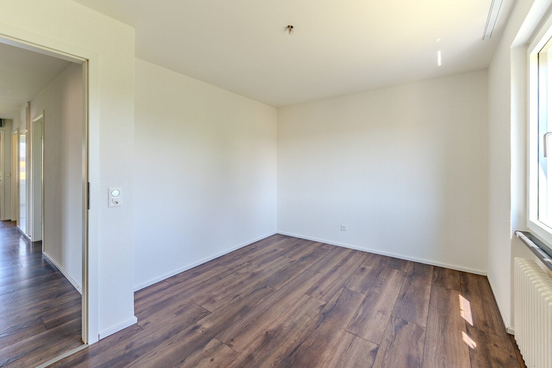 Leerer Raum mit Holzoptikboden