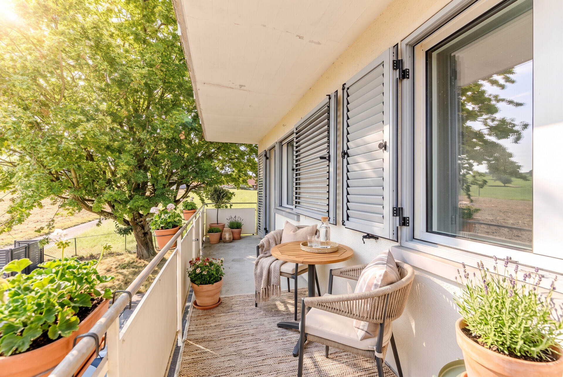 Gemütlicher Balkon mit Sitzgruppe und Pflanzen
