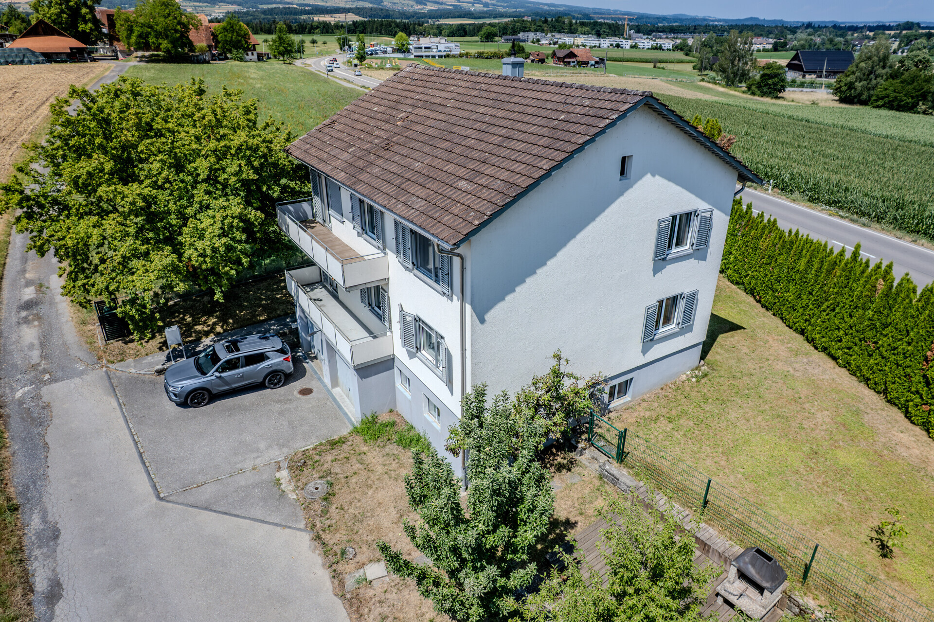 Luftaufnahme eines freistehenden Wohnhauses im Grünen