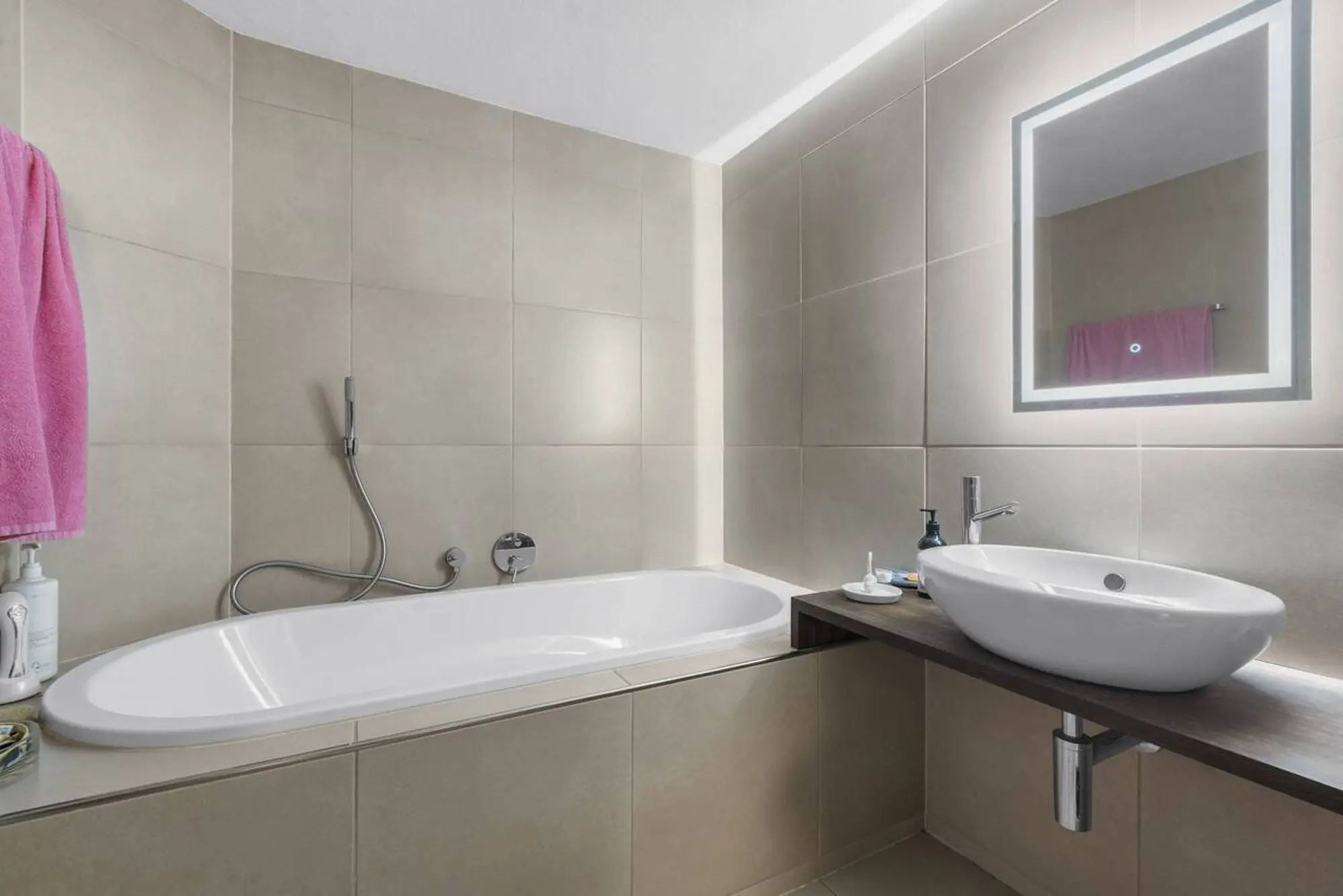 Modernes Badezimmer mit Badewanne und Waschtisch