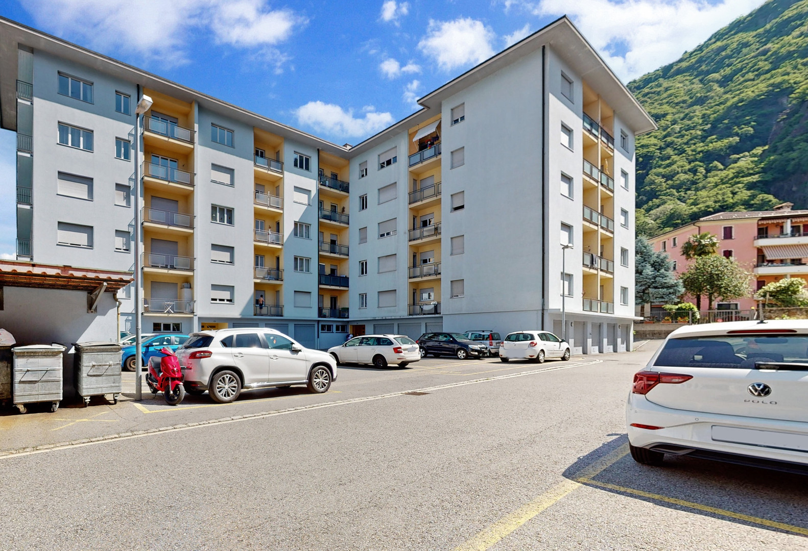 Mehrfamilienhaus mit Parkplatz im Innenhof