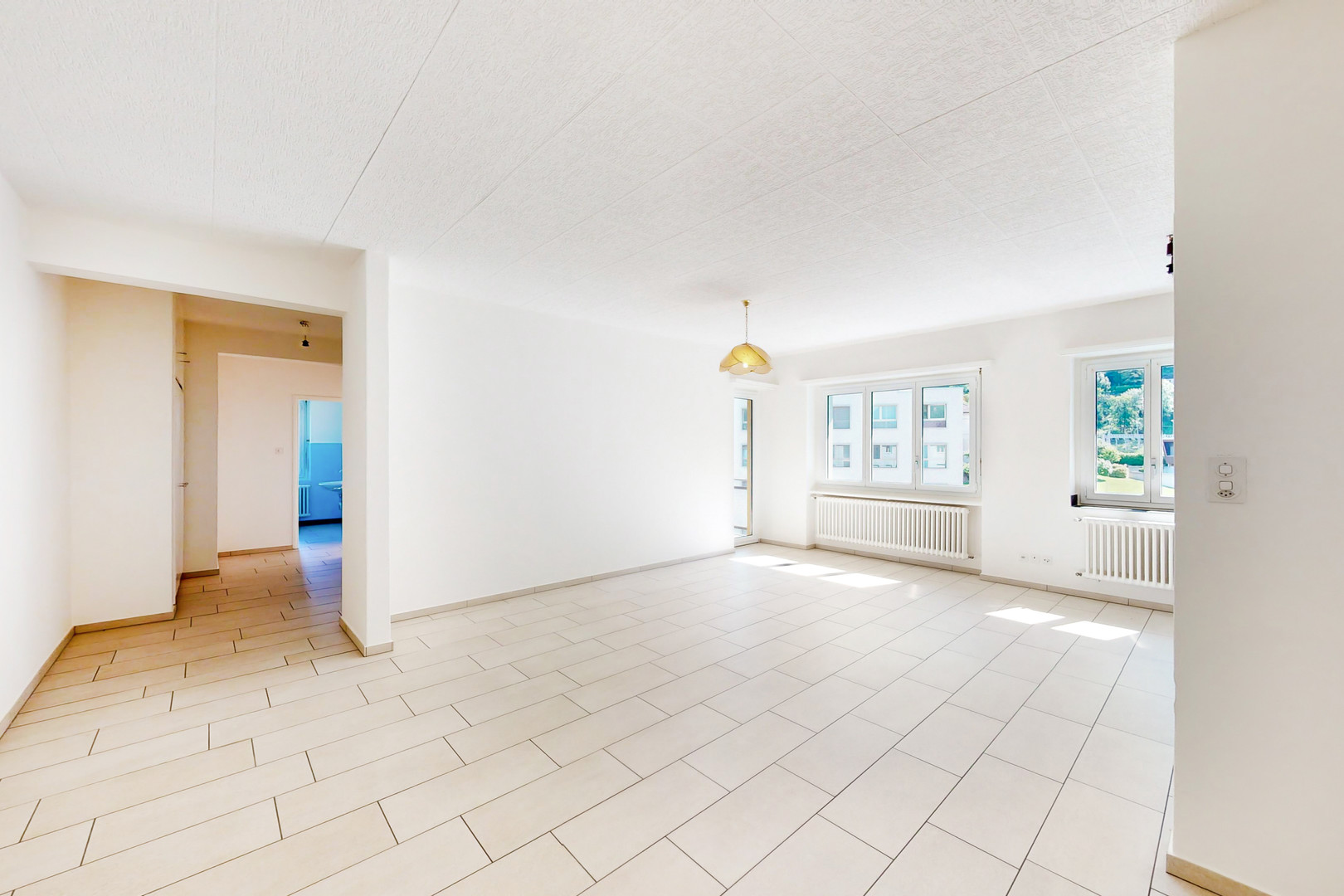 Heller leerer Wohnraum mit Fenstern