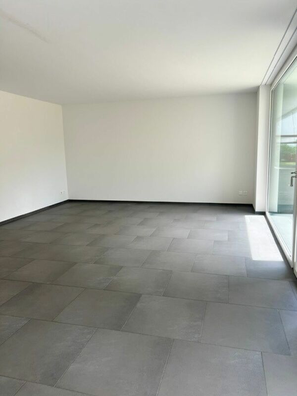 Leerer moderner Innenraum mit großem Fenster