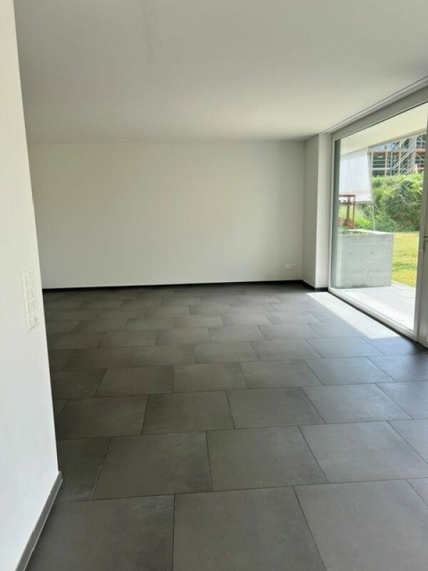 Leerer moderner Raum mit großer Glasfront