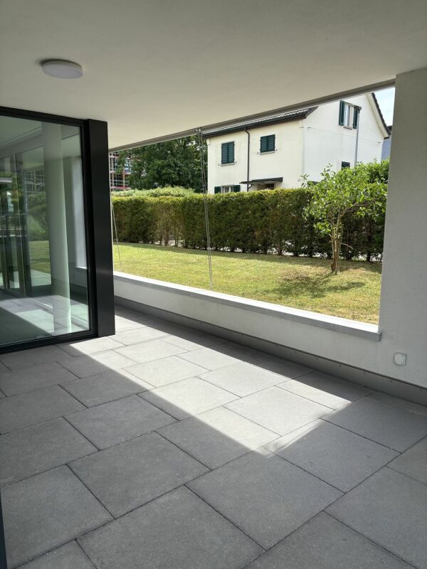 Überdachte Terrasse mit Gartenblick