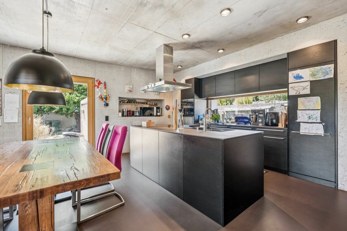 Moderne Küche mit Insel und Essbereich