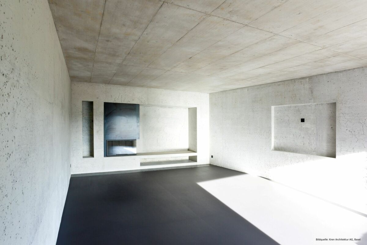 Minimalistischer Innenraum mit Sichtbeton und Kamin