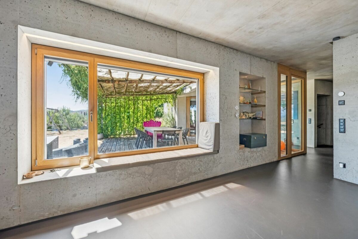 Moderner Innenraum mit Blick auf die Terrasse