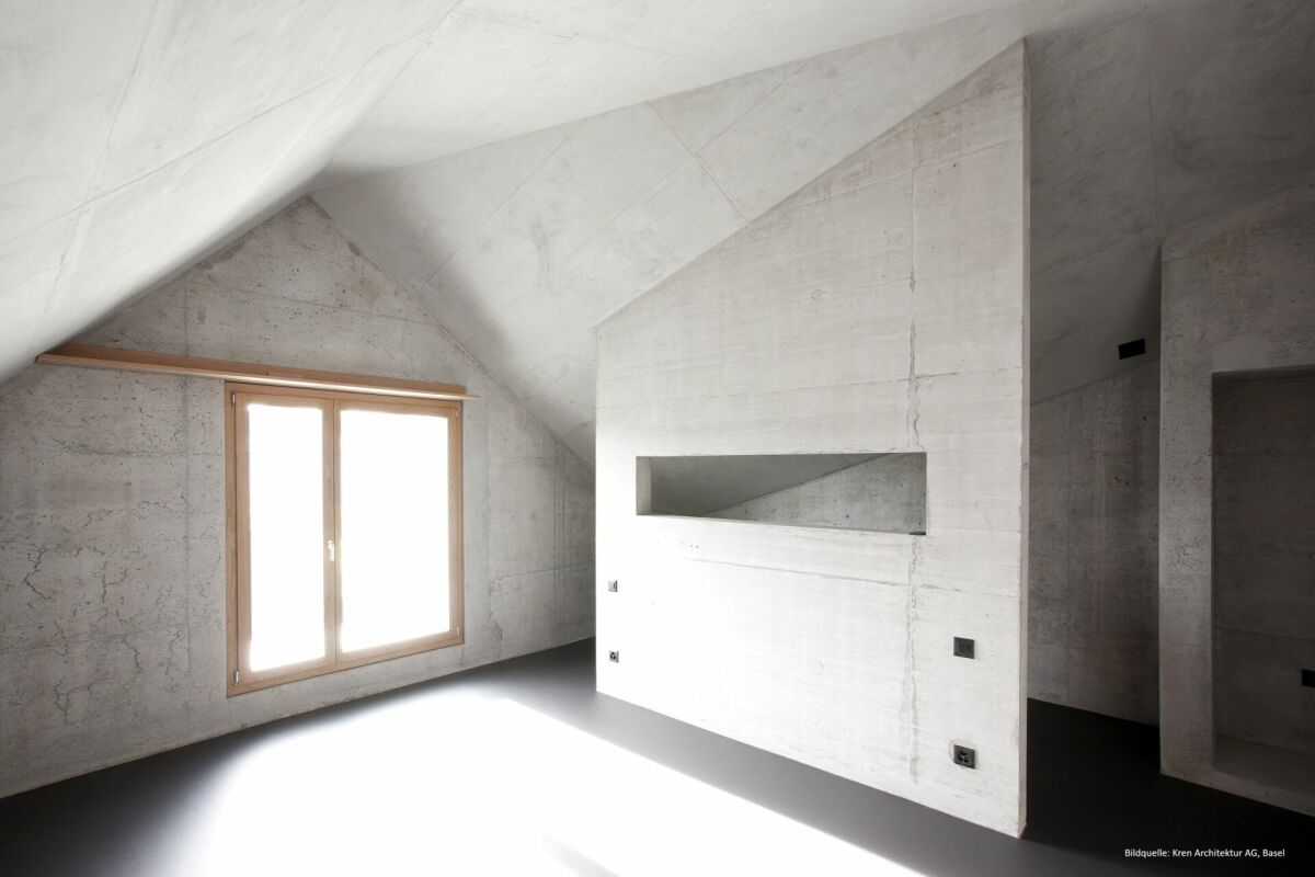 Rohbau-Dachraum mit Fenster