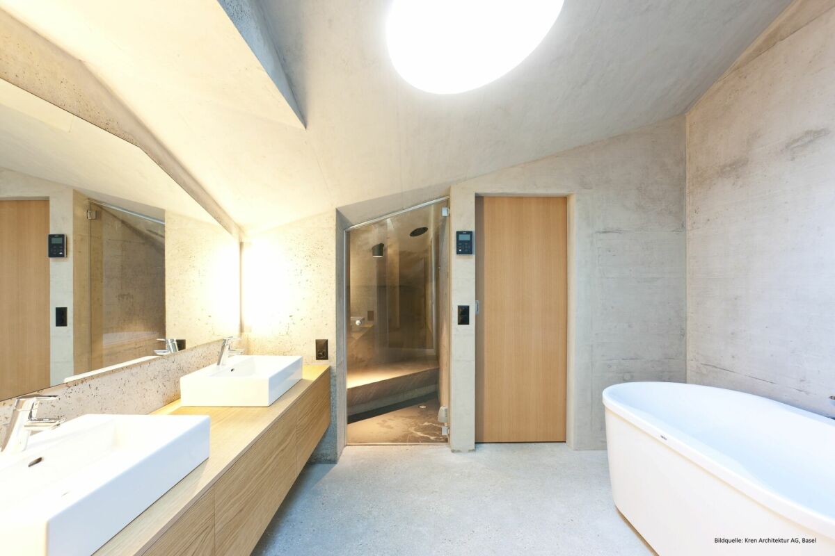 Modernes Badezimmer mit Doppelwaschbecken und freistehender Wanne