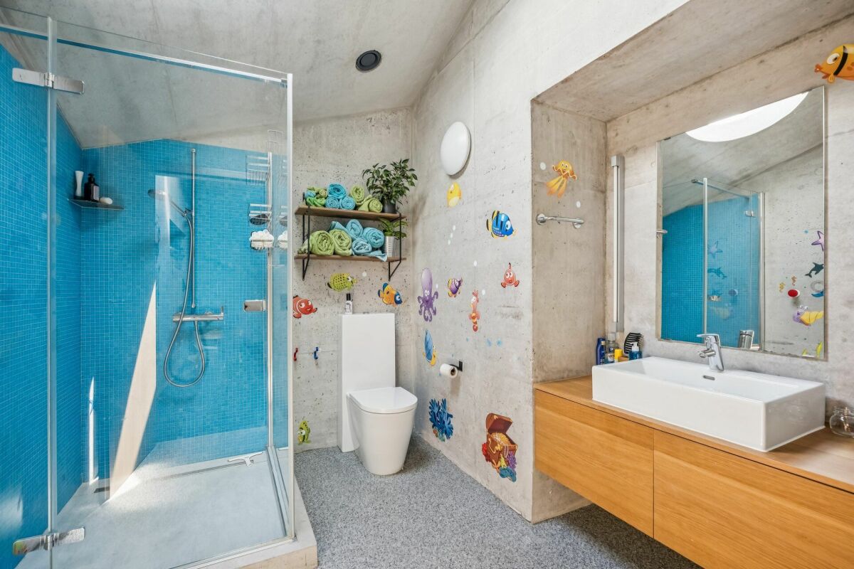 Modernes Badezimmer mit farbigen Akzenten