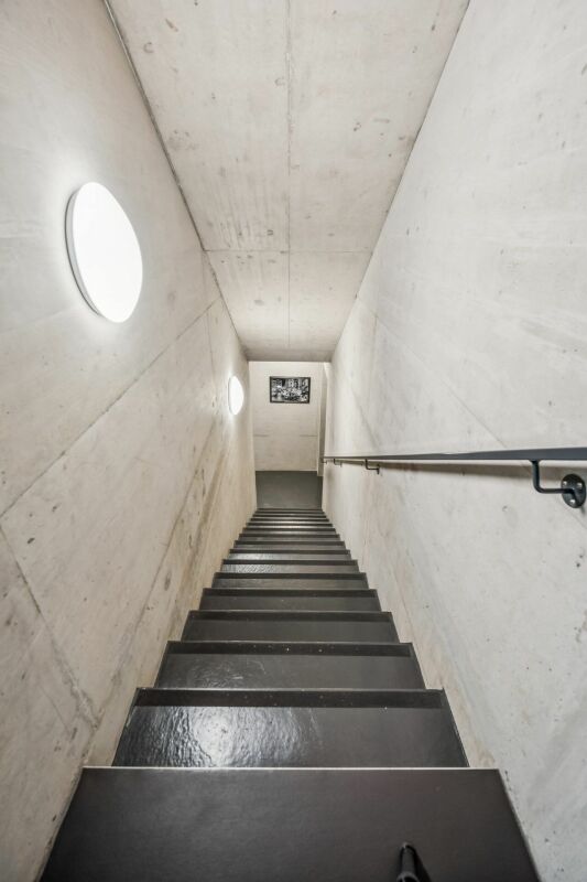 Treppe mit Sichtbetonwänden