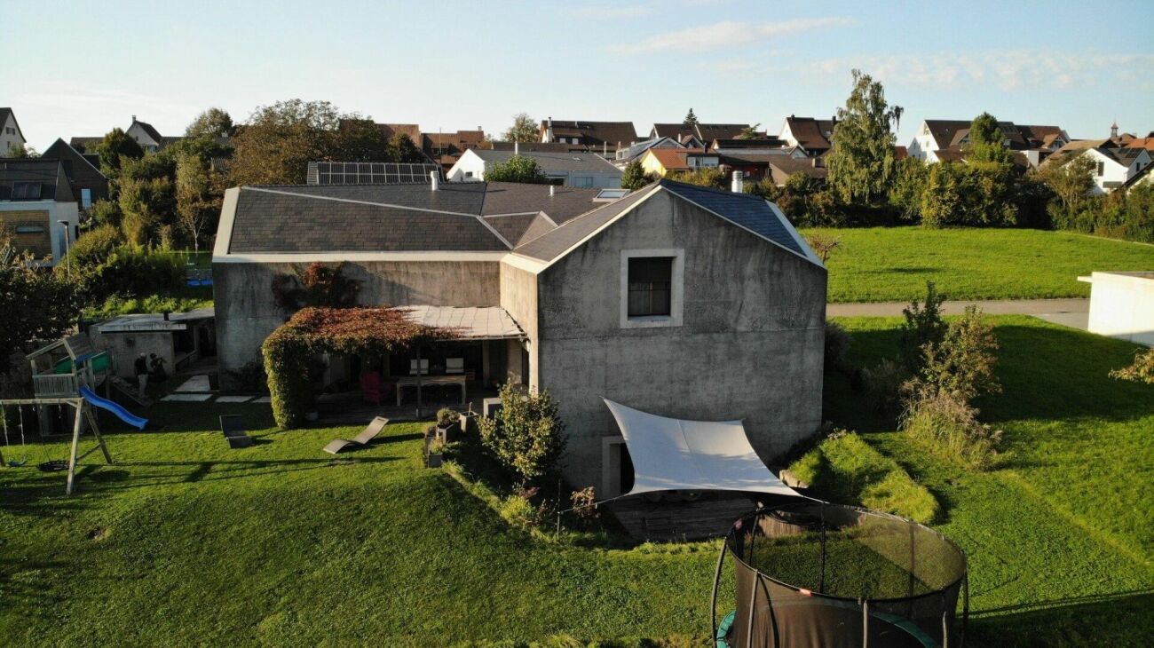 Außenansicht eines Einfamilienhauses mit großem Garten