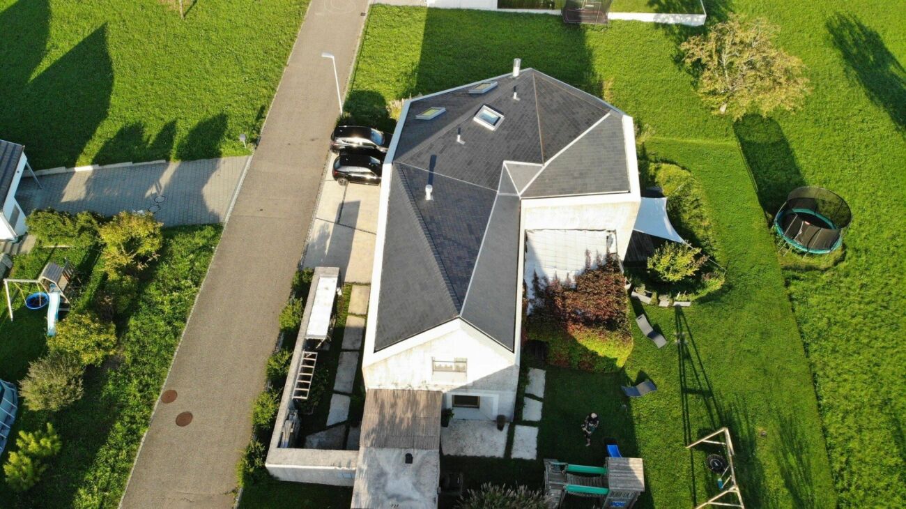 Luftaufnahme eines Einfamilienhauses mit großem Garten