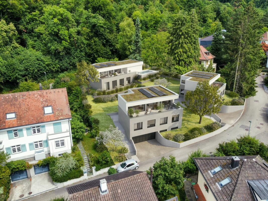 Moderne Wohnhäuser in grüner Hanglage