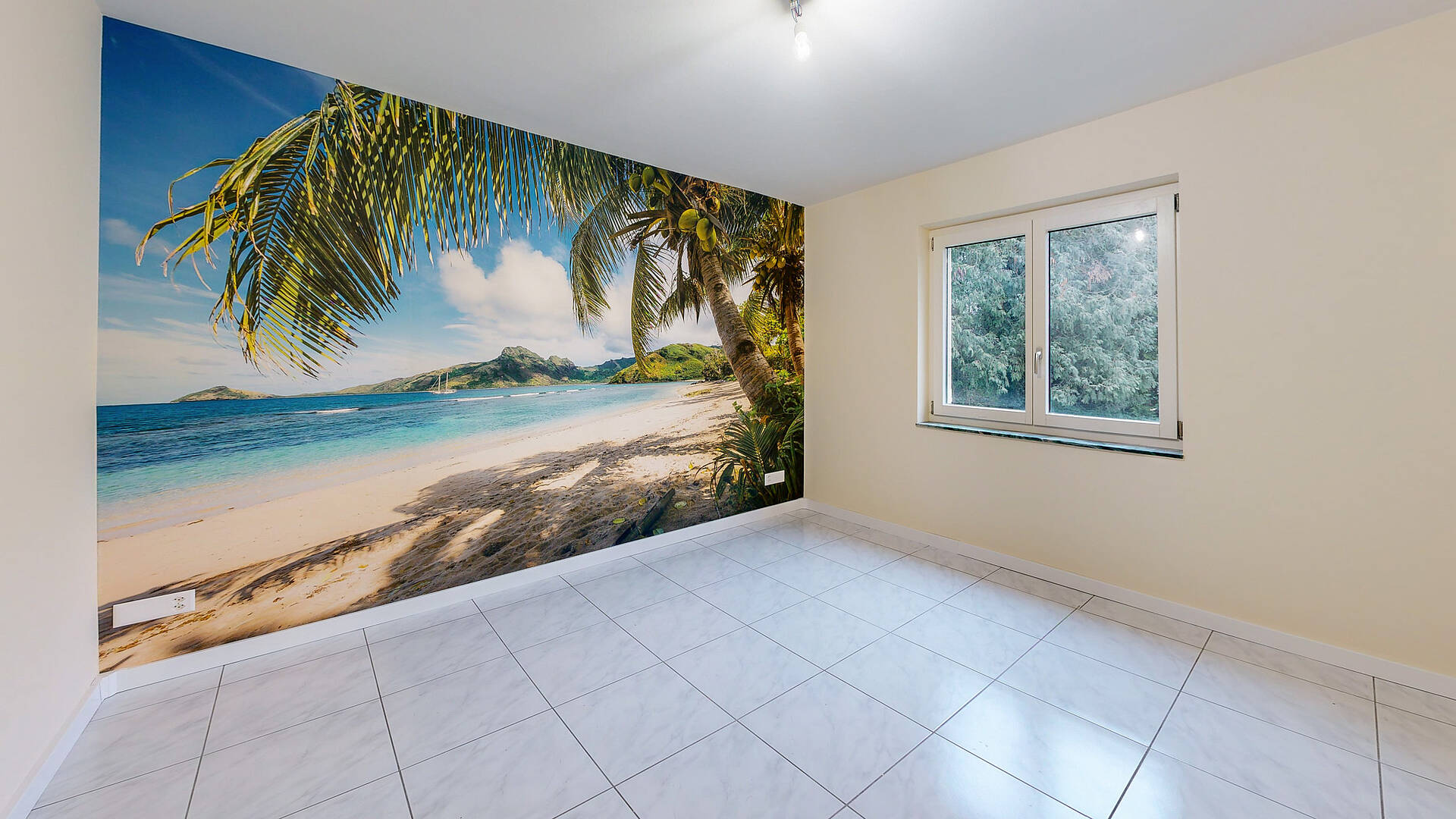 Leeres Zimmer mit Strandwandbild