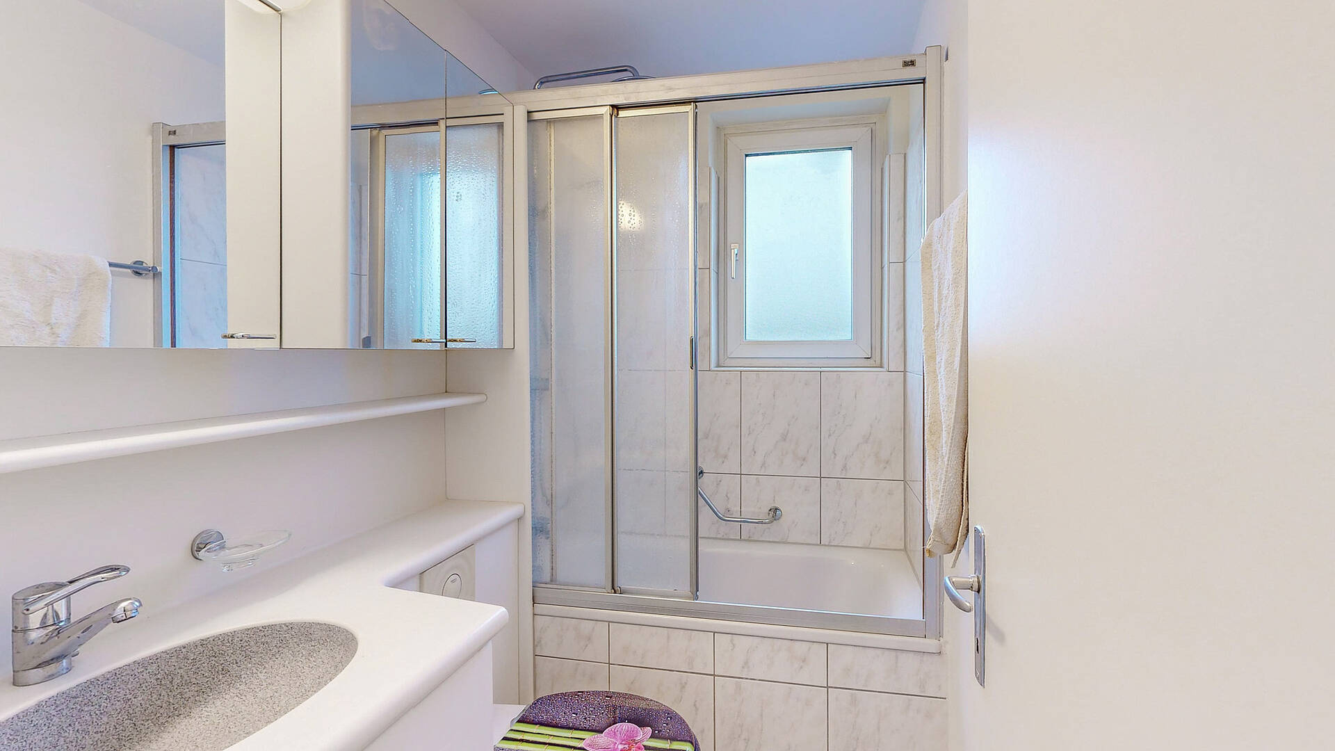 Helles Badezimmer mit Badewanne und Dusche
