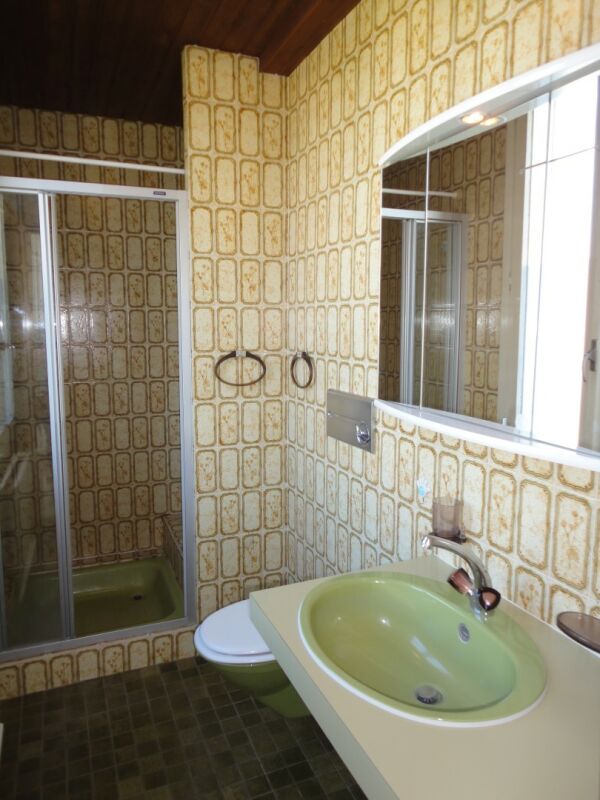 Badezimmer mit gelblicher Retro-Gestaltung