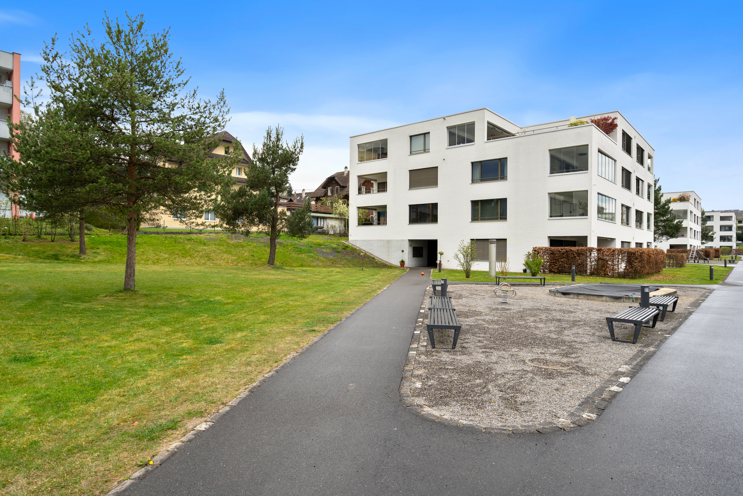Modernes Wohngebäude mit Parkanlage