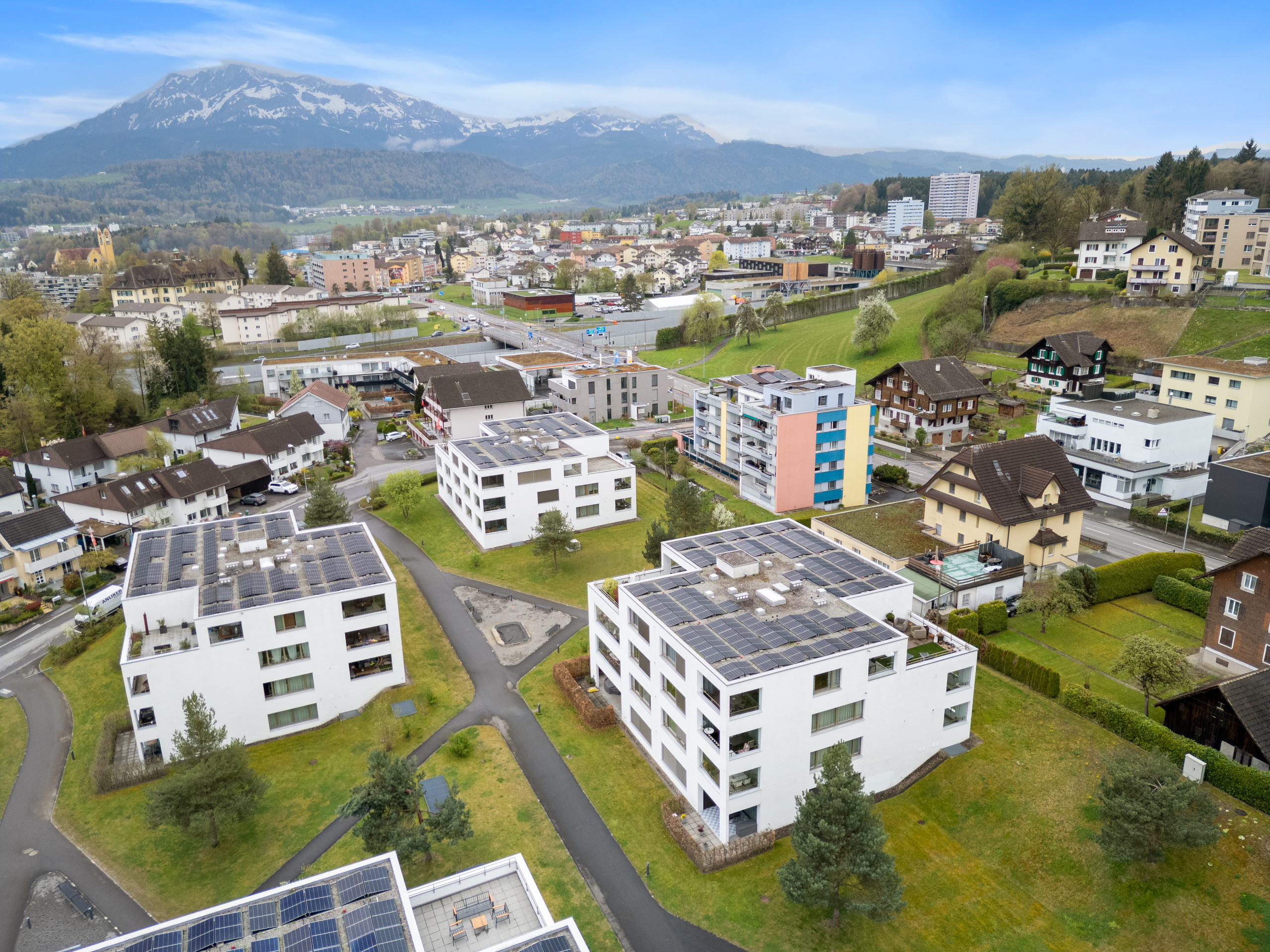 Städtische Wohnsiedlung mit Bergpanorama