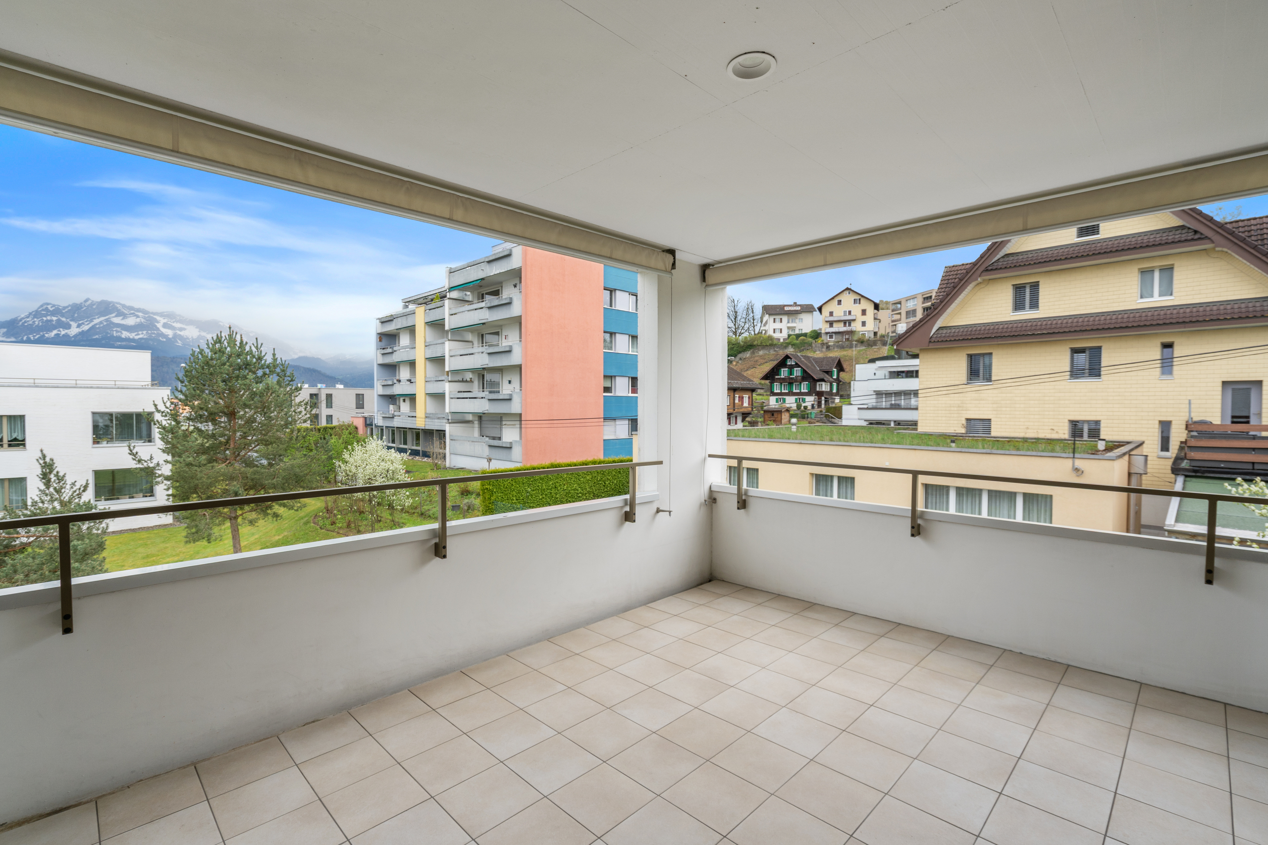 Überdachter Balkon mit Bergblick