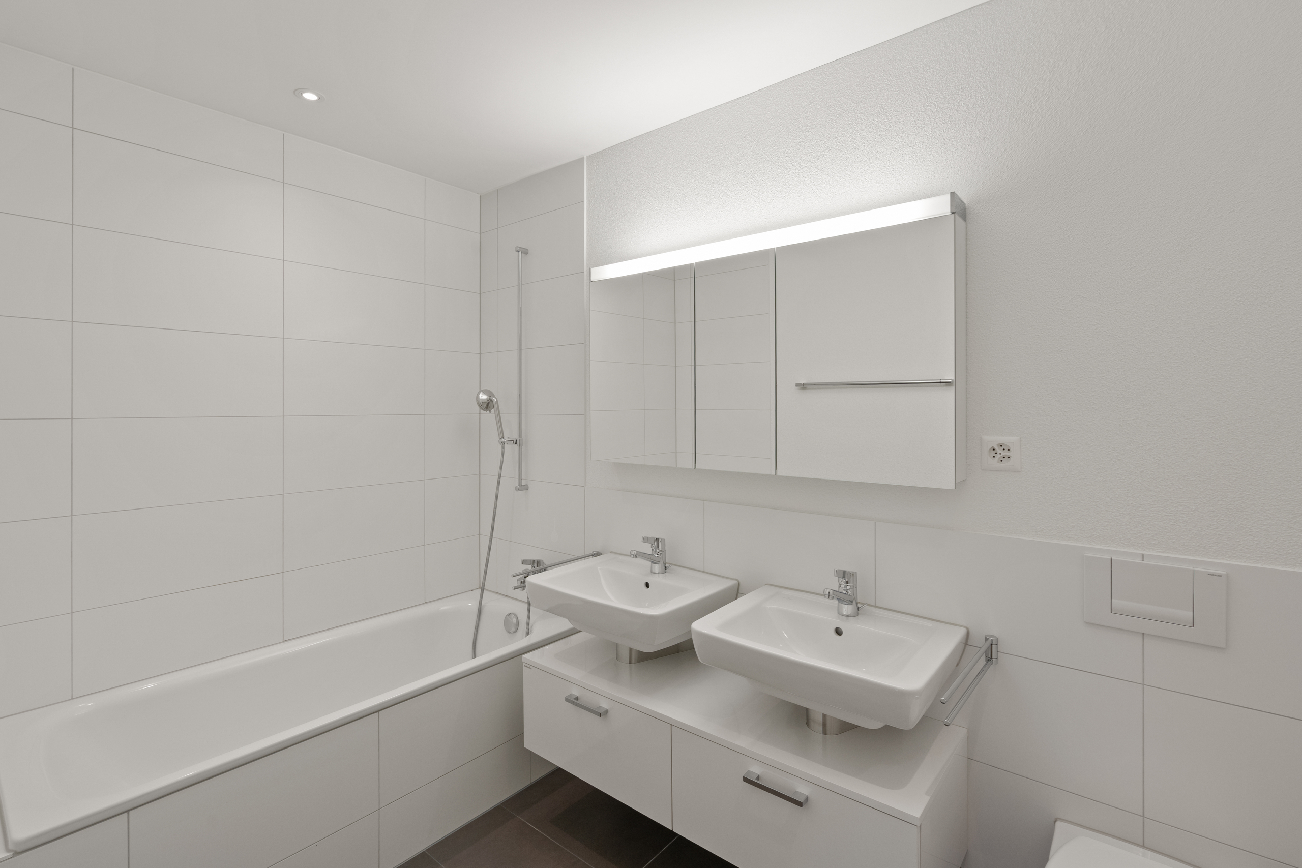 Modernes Badezimmer in Weiß
