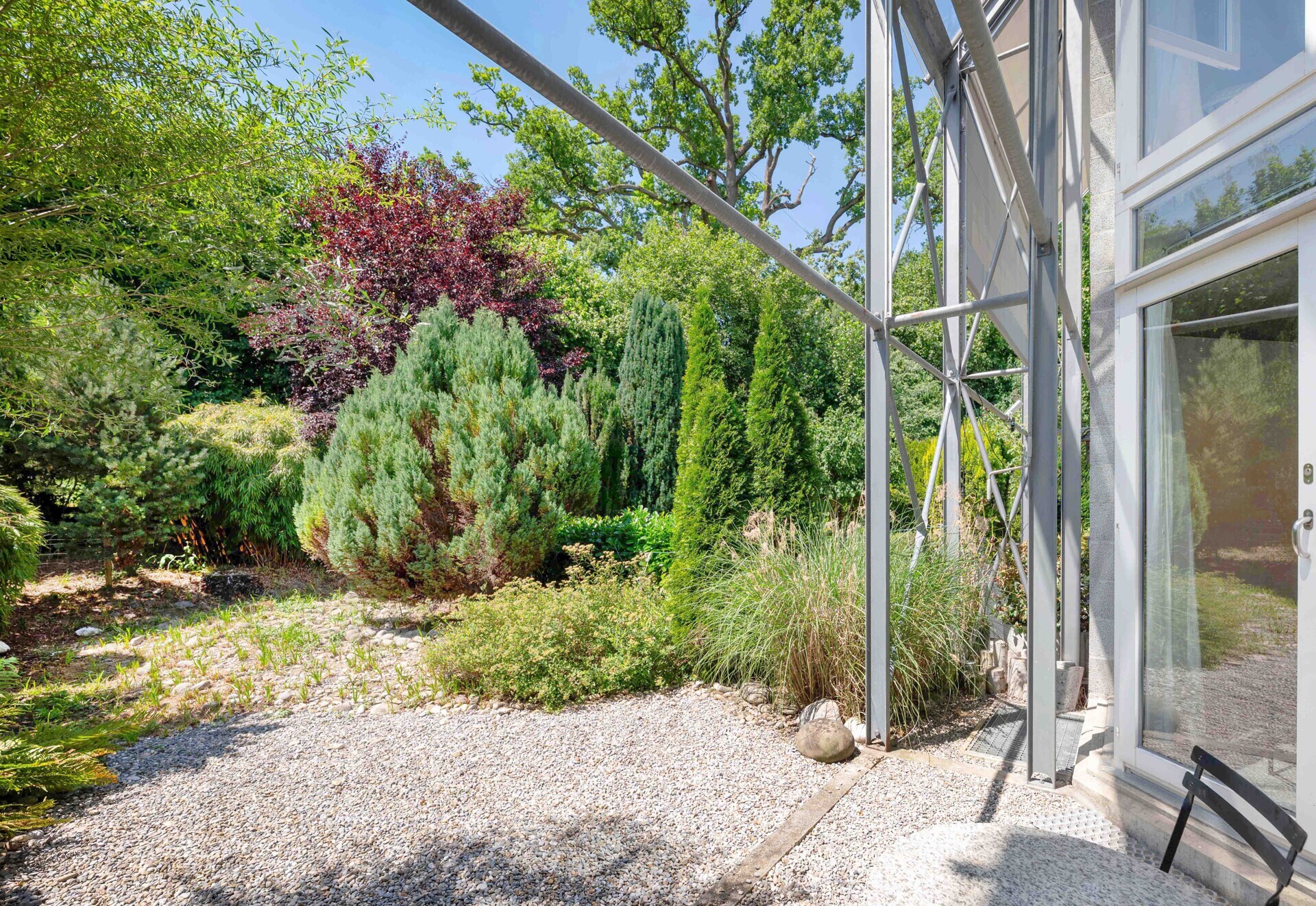 Garten- und Terrassenansicht neben dem Haus