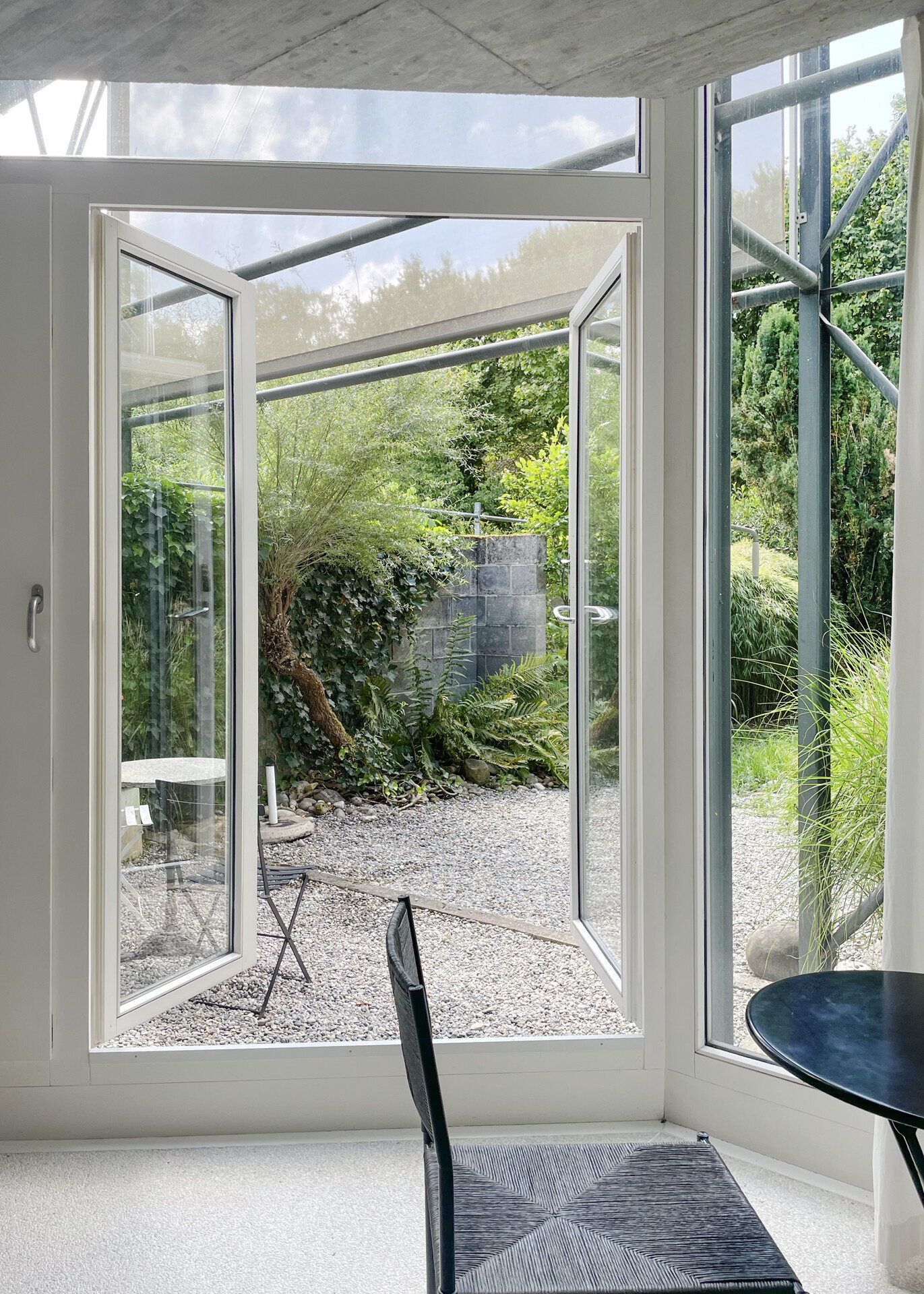 Wintergarten mit Blick in den Garten