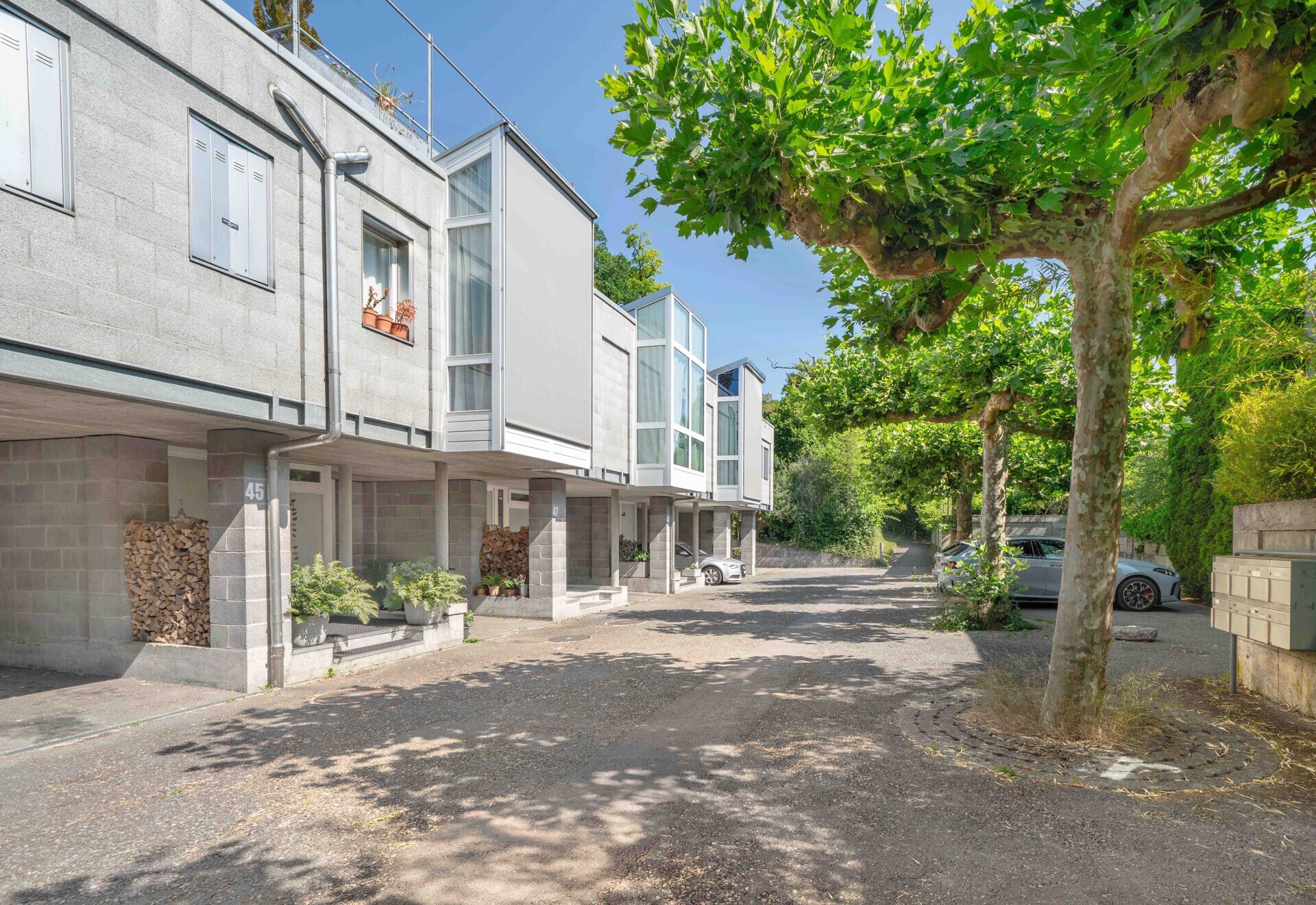 Moderne Wohnanlage mit begrüntem Innenhof