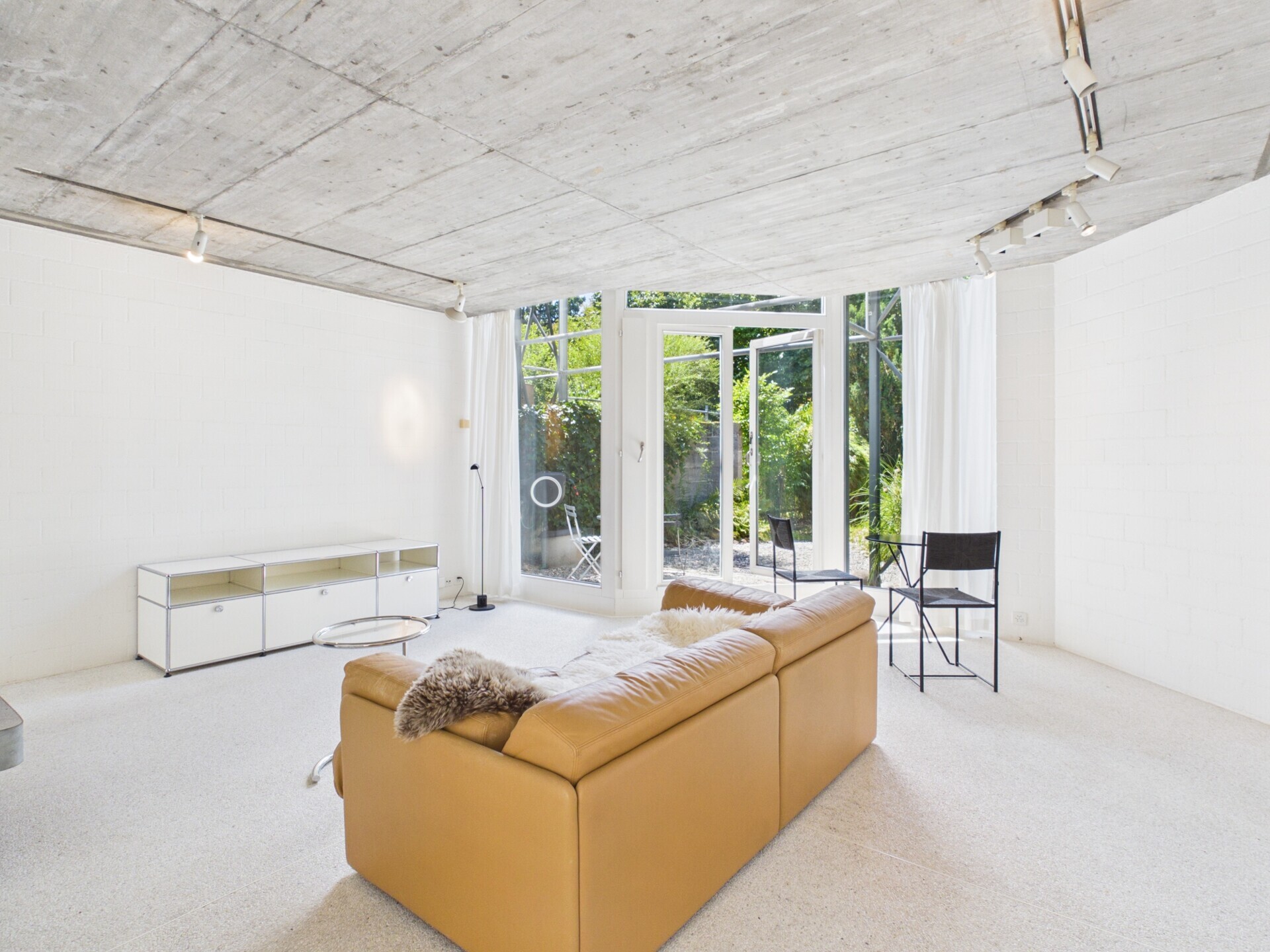 Helles modernes Wohnzimmer mit Beton-Decke