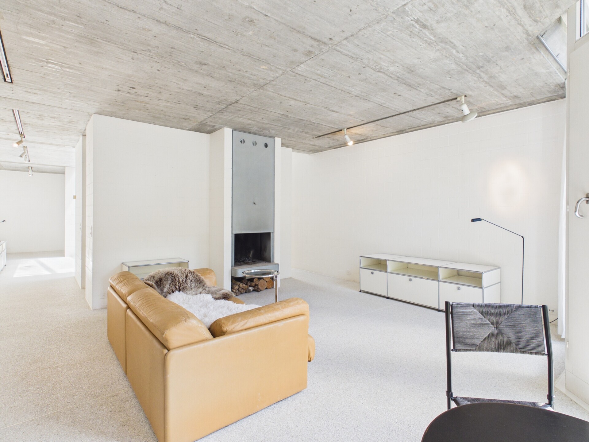 Modernes Wohnzimmer mit Kamin
